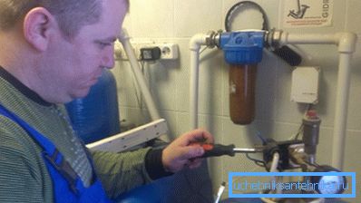 Der Vorgang des Anschließens des Druckschalters. Der Vorgang des Anschließens des Druckschalters.