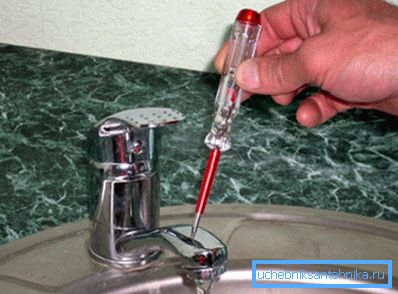Prüfen Sie, ob der Wasserhahn eingeschaltet ist Prüfen Sie, ob der Wasserhahn eingeschaltet ist