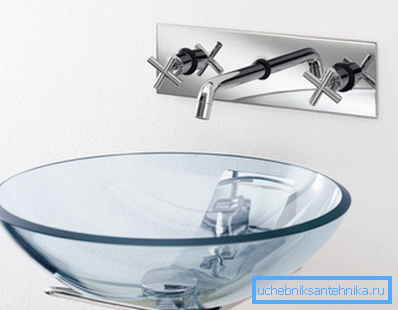 Transparente Schüssel auf einer dünnen Halterung aus Chromstahl. Transparente Schüssel auf einer dünnen Halterung aus Chromstahl.