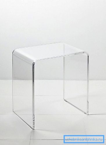 Transparente Stühle aus Plexiglas - eine großartige Option für Ihre Dusche. Transparente Stühle aus Plexiglas - eine großartige Option für Ihre Dusche.