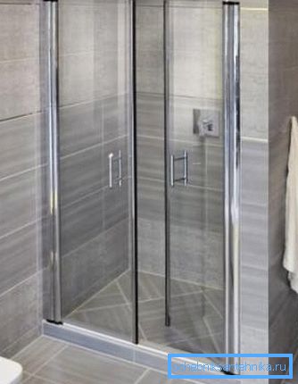 Transparente Türen sind eine gute Wahl für Bad oder Dusche. Transparente Türen sind eine gute Wahl für Bad oder Dusche.