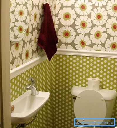 Rechteckiges Waschbecken in einem kleinen Badezimmer Rechteckiges Waschbecken in einem kleinen Badezimmer