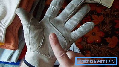 Müssen in Handschuhen arbeiten