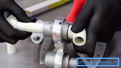 Arbeitshandschuhe können Hände vor Verbrennungen schützen. Arbeitshandschuhe können Hände vor Verbrennungen schützen.