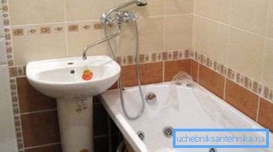 Ein Waschbecken ohne Wasserhahn kann mit einem über der Badewanne montierten Gerät betrieben werden. Ein Waschbecken ohne Wasserhahn kann mit einem über der Badewanne montierten Gerät betrieben werden.