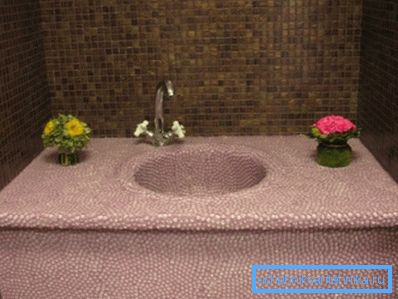 Die Mosaikspüle sieht recht originell aus Die Mosaikspüle sieht recht originell aus