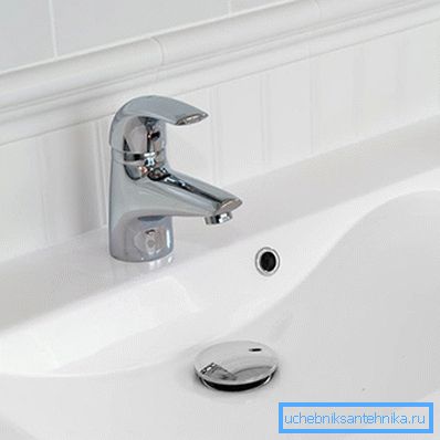 Mit Bodenventil vom Siphon spülen Mit Bodenventil vom Siphon spülen