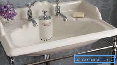 Die Spüle mit zwei Hähnen sieht stilvoll aus, aber Sie können sie nur verwenden, indem Sie den Abfluss schließen und die Schüssel mit Wasser füllen. Die Europäer tun genau das, aber diese Tradition hat sich hier nicht etabliert. Die Spüle mit zwei Hähnen sieht stilvoll aus, aber Sie können sie nur verwenden, indem Sie den Abfluss schließen und die Schüssel mit Wasser füllen. Die Europäer tun genau das, aber diese Tradition hat sich hier nicht etabliert.