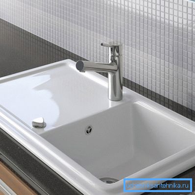 Waschbecken mit Emaille passt perfekt in das moderne Interieur. Waschbecken mit Emaille passt perfekt in das moderne Interieur.