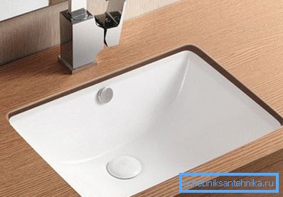 Waschbecken - in die Arbeitsplatte im Badezimmer eingebaut, wirkt es stilvoll und modern. Waschbecken - in die Arbeitsplatte im Badezimmer eingebaut, wirkt es stilvoll und modern.
