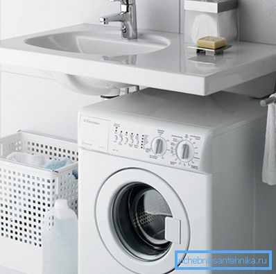 Die Spüle ist über der Schreibmaschine befestigt. Die Spüle ist über der Schreibmaschine befestigt.