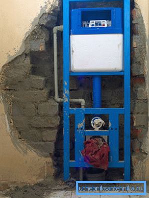 Der Rahmen ist in einer Nische in der Hauptwand des Hauses installiert.
