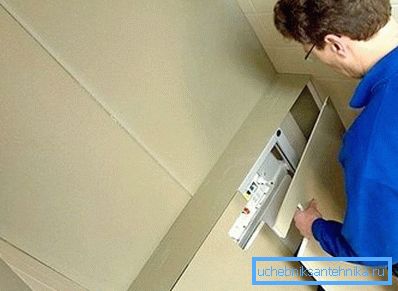 Der Rahmen ist mit Trockenbauplatten bedeckt Der Rahmen ist mit Trockenbauplatten bedeckt