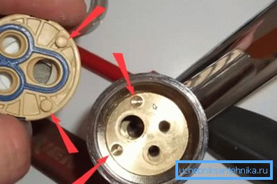 Die Position der Beine muss zu den Schlitzen passen. Die Position der Beine muss zu den Schlitzen passen.