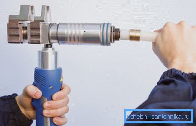 Erweitern Sie das Ende des Produkts mit der Düse. Erweitern Sie das Ende des Produkts mit der Düse.