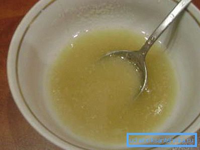 Gelatine in Wasser auflösen Gelatine in Wasser auflösen