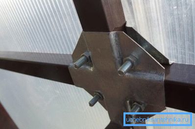 Klappbare Verbindung von Profilrohren mit Bolzen während des Gewächshausbaus Klappbare Verbindung von Profilrohren mit Bolzen während des Gewächshausbaus
