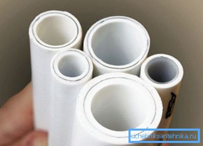 Die Größe des Schneidwerkzeugs hängt vom verwendeten Material ab. Die Größe des Schneidwerkzeugs hängt vom verwendeten Material ab.