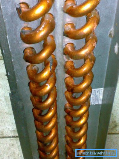 Die aufgetaute Heizung. Die Ausdehnung des Gefrierwassers verursachte mehrfache Rohrbrüche, wo das Flossern fehlte.
