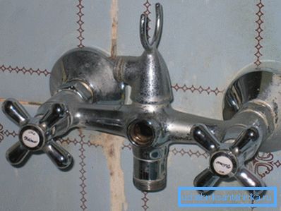 Demontieren Sie den Wasserhahn im Badezimmer erst, nachdem Sie das Schwungrad entfernt haben. Demontieren Sie den Wasserhahn im Badezimmer erst, nachdem Sie das Schwungrad entfernt haben.