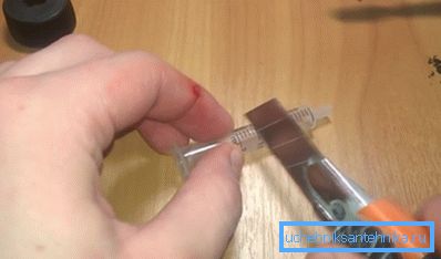 Schneiden Sie die Spritze in 1,5 ml Teilungen Schneiden Sie die Spritze in 1,5 ml Teilungen