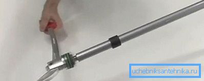 Wir erweitern das Loch mit einem Expander. Wir erweitern das Loch mit einem Expander.