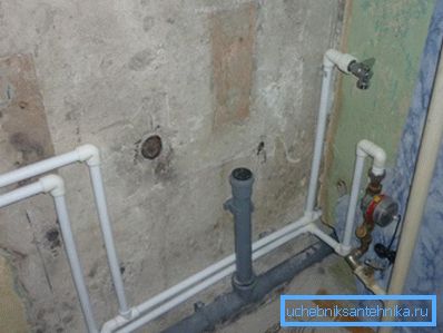 Die Verkabelung zur Verbindung der Badewanne und des Waschbeckens erfolgt mit einem 50 mm-Rohr. Die Verkabelung zur Verbindung der Badewanne und des Waschbeckens erfolgt mit einem 50 mm-Rohr.