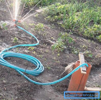 Regelmäßige Bewässerung des Gartens erfordert eine große Menge an H2O. Regelmäßige Bewässerung des Gartens erfordert eine große Menge an H2O.