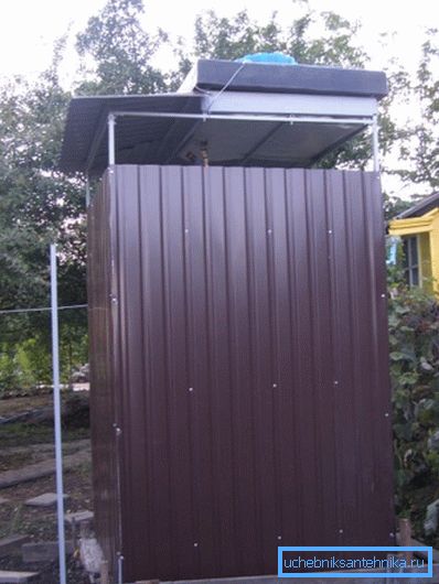 Es wird empfohlen, einen flachen Tank für die Dusche zu verwenden Es wird empfohlen, einen flachen Tank für die Dusche zu verwenden