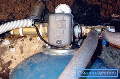 Druckschalter am Hydrospeicher installiert. Druckschalter am Hydrospeicher installiert.