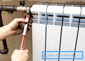 Die Reparatur der Heizbatterie sollte bei ausgeschaltetem Heizungssystem durchgeführt werden.