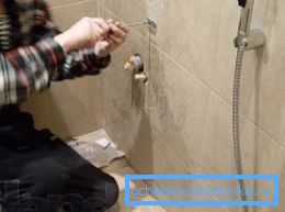 Reparieren Sie die Dusche, indem Sie den Mischer austauschen Reparieren Sie die Dusche, indem Sie den Mischer austauschen