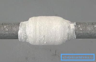 Mit einem in Zementmörtel getauchten Verband reparieren Mit einem in Zementmörtel getauchten Verband reparieren