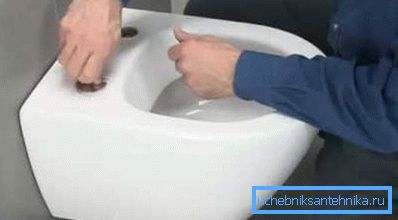 Die Reparatur einer Toilettenschüssel bereitet selbst einem unerfahrenen Meister keine Schwierigkeiten.