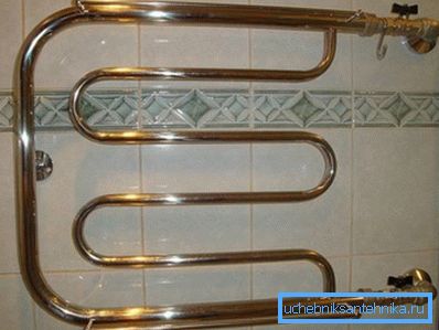 Wenn Sie die Sanitärinstallation im Badezimmer durchführen, können Sie einen beheizten Handtuchhalter installieren Wenn Sie die Sanitärinstallation im Badezimmer durchführen, können Sie einen beheizten Handtuchhalter installieren