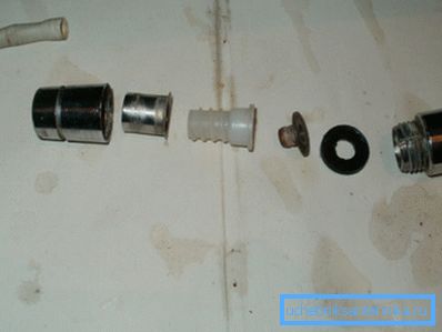 Das Gewinde des Brauseschlauchs kann sauer sein, deshalb müssen Sie die Mutter mühsam abschrauben Das Gewinde des Brauseschlauchs kann sauer sein, deshalb müssen Sie die Mutter mühsam abschrauben