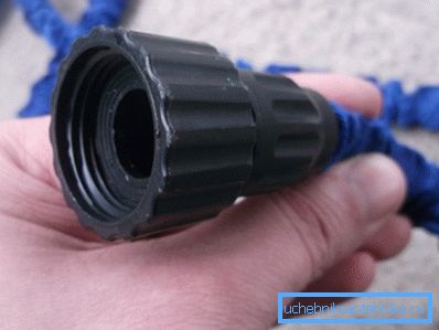 Gewindeschlauchanschluss zum Anschluss an einen Wasserhahn. Gewindeschlauchanschluss zum Anschluss an einen Wasserhahn.