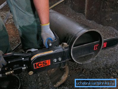 Ein Gussrohr mit einer hydraulischen Säge schneiden Ein Gussrohr mit einer hydraulischen Säge schneiden