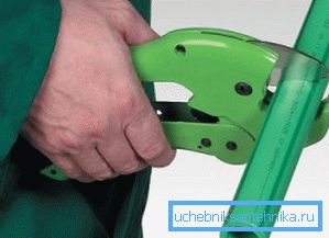 Kunststoffrohr mit Spezialschere schneiden Kunststoffrohr mit Spezialschere schneiden