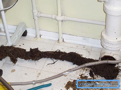 Das Ergebnis der Reinigung des Abflusses mit einem Kabel Das Ergebnis der Reinigung des Ablaufkabels