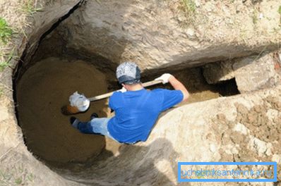 Wir graben die Grube um das Gehäuse herum Wir graben die Grube um das Gehäuse herum