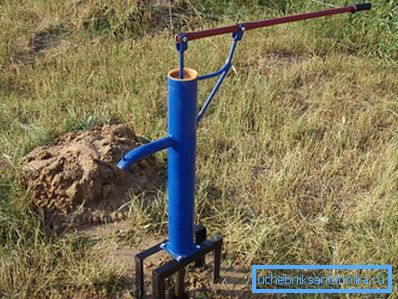 Die manuelle Wasserpumpe für einen Brunnen an der Datscha Die manuelle Wasserpumpe für einen Brunnen an der Datscha