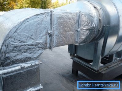 Die Hülse zwischen dem Lüfter und dem Kanal verhindert die Übertragung von Vibrationen. Die Hülse zwischen dem Lüfter und dem Kanal verhindert die Übertragung von Vibrationen.