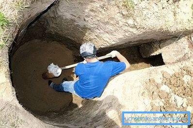 Eine Grube ausheben, um einen Caisson zu installieren Eine Grube ausheben, um einen Caisson zu installieren