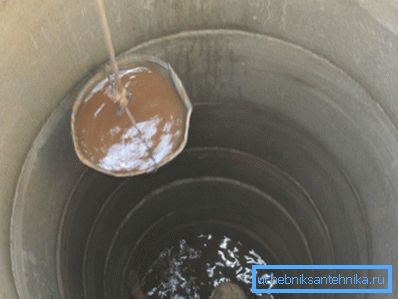 Rostiges Wasser im Brunnen. Rostiges Wasser im Brunnen.