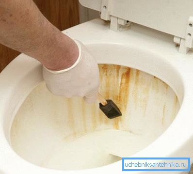 Rostige Flecken an den Wänden der Toilette. Rostige Flecken an den Wänden der Toilette.