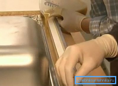 Von unten stabilisieren wir die Spüle mit Klebstoff Von unten stabilisieren wir die Spüle mit Klebstoff