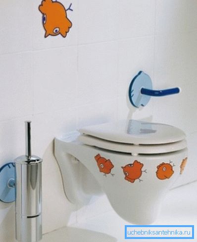 Mit Hilfe der hängenden Toilette kann eine Toilette für Kinder eingerichtet werden