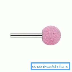 Mit einem Rollenschneider wird der Kransitz schnell und einfach gereinigt. Mit einem Rollenschneider wird der Kransitz schnell und einfach gereinigt.