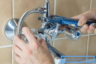 Unabhängige Installation eines Brausemischers für ein Badezimmer Unabhängige Installation eines Brausemischers für ein Badezimmer
